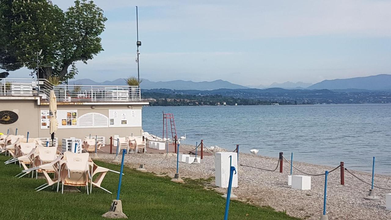 Apartamento Luminoso Trilocale Con Piscina E Giardino Privato Desenzano del Garda Exterior foto