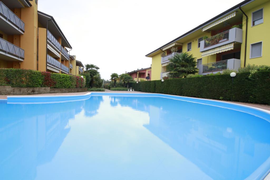 Apartamento Luminoso Trilocale Con Piscina E Giardino Privato Desenzano del Garda Exterior foto